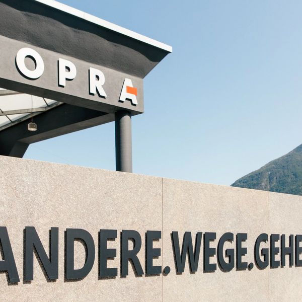 Die Mauer vor unserem Geschäft mit der Aufschrift Andere Wege gehen